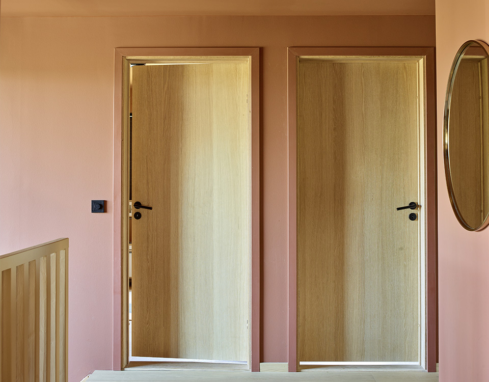 To dører i en varm gang