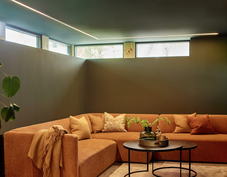 Organge sofa og mørk takfarge