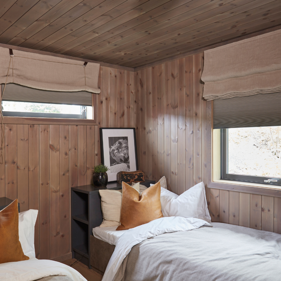 Soverom på hytte med god mørklegging med duette-solskjerming