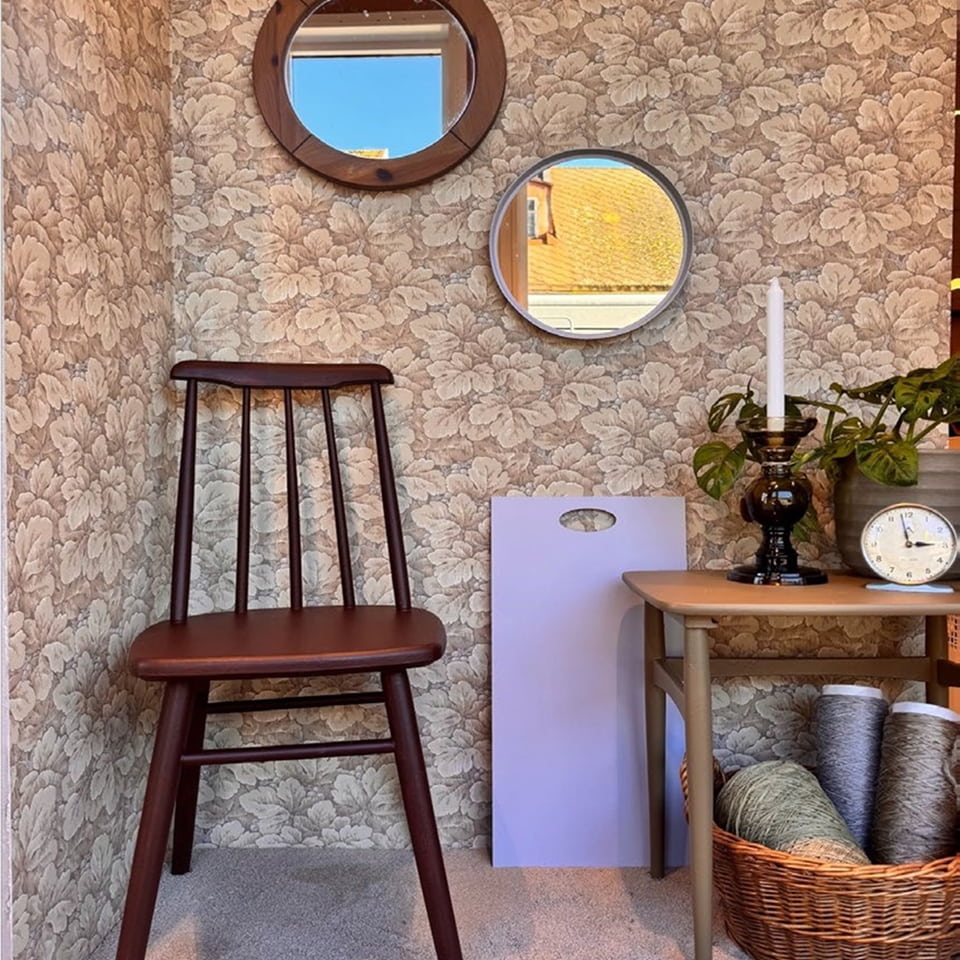 Stol og blomstrete tapet 