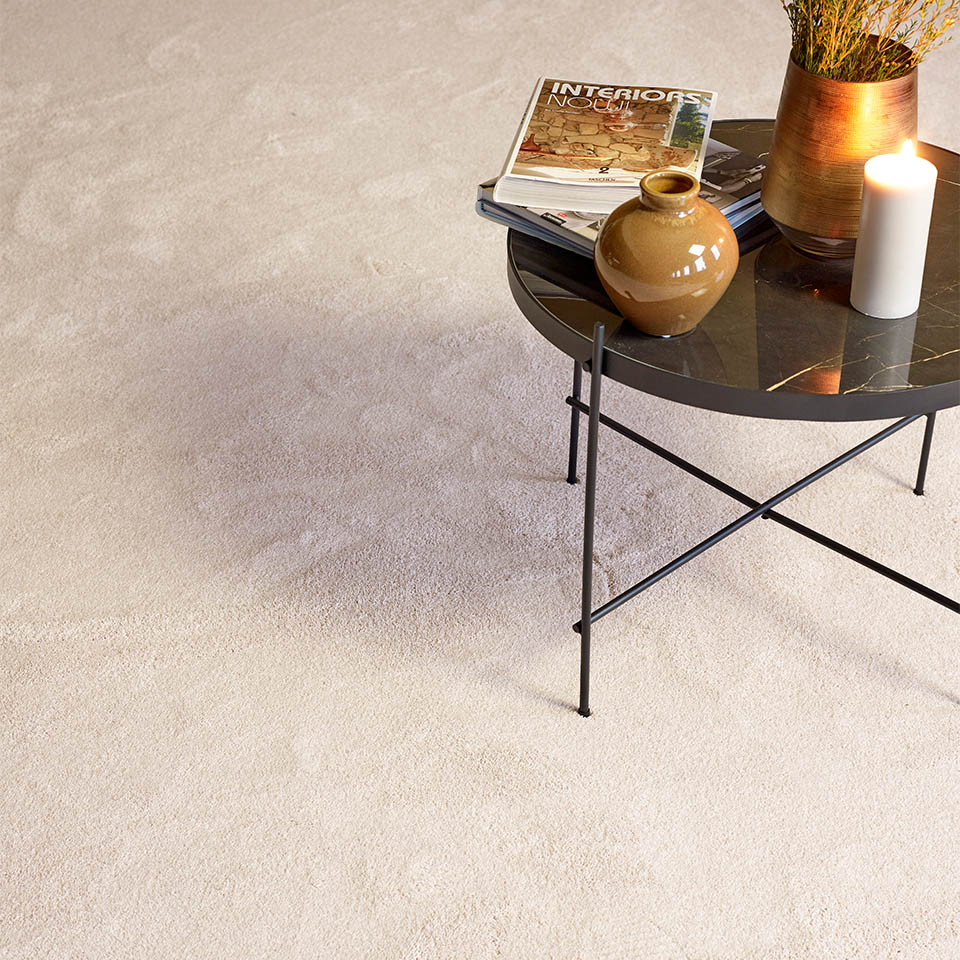 Lyst vegg-til-veggteppe