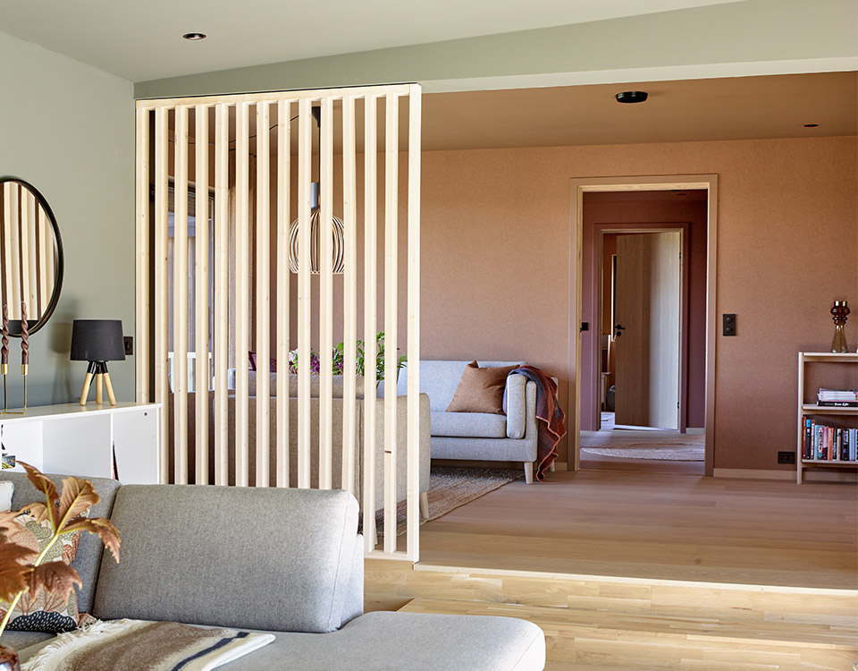 Bilde av hele stuen og nærbilde av en dørkarm