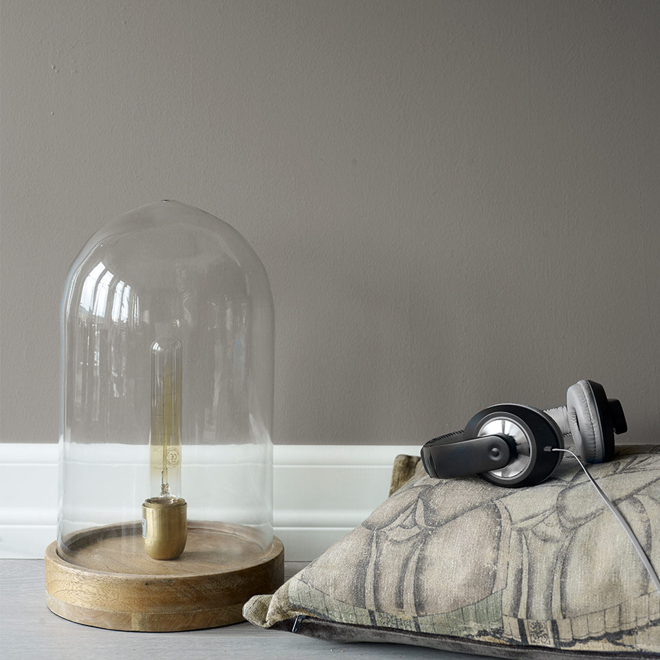 Vegg i fargen Muskatnøtt.