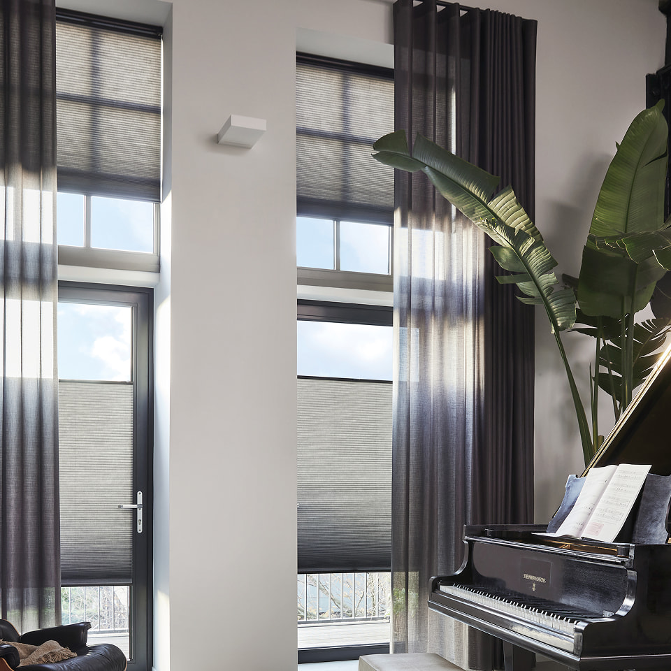 Bilde av vinduer med plissegardin