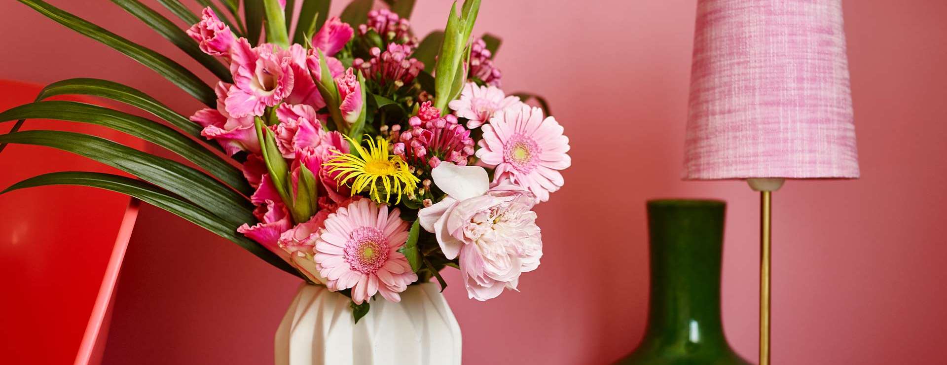Blomster, lampeskjerm og vegg i årets farge 2016 - rosa
