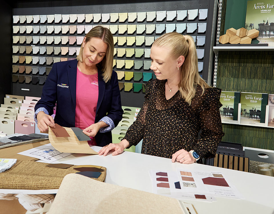 Farge- og interiørkonsulent: Camilla Jakobsen, Fargerike Østerlie og kunde Marte.