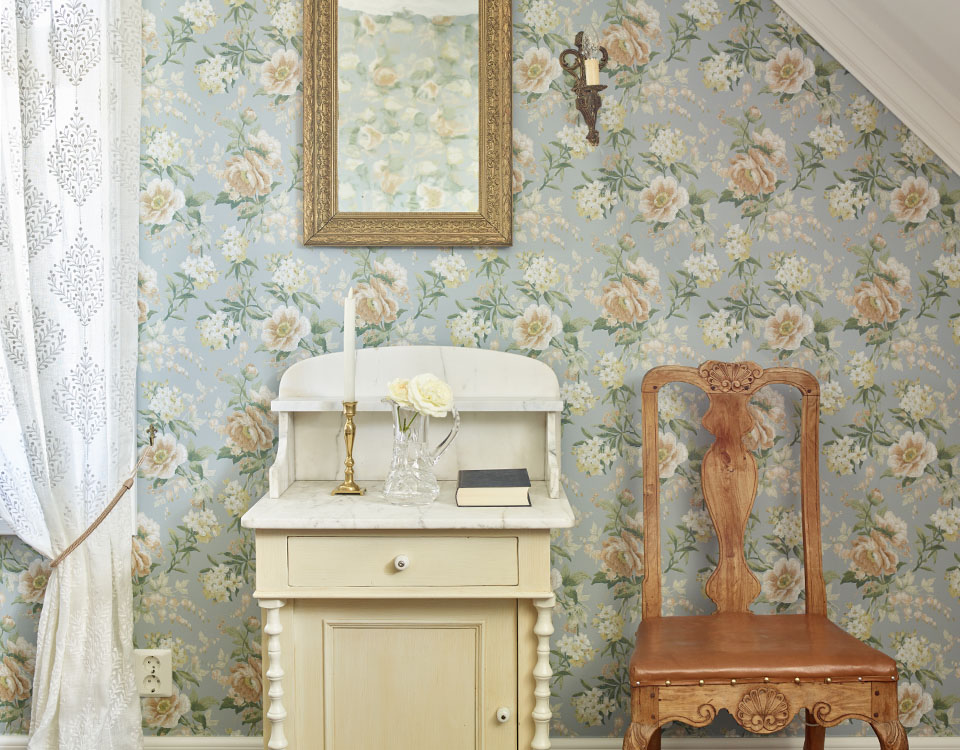 Blomstrete tapet og gamle møbler