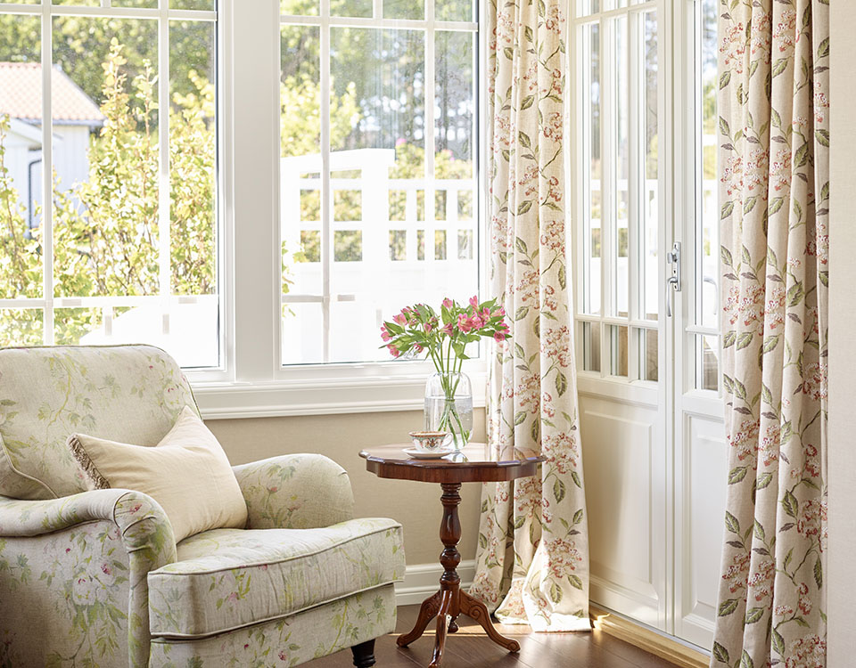 Klassisk stue med gardiner