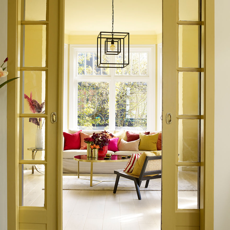Livlig stue gult