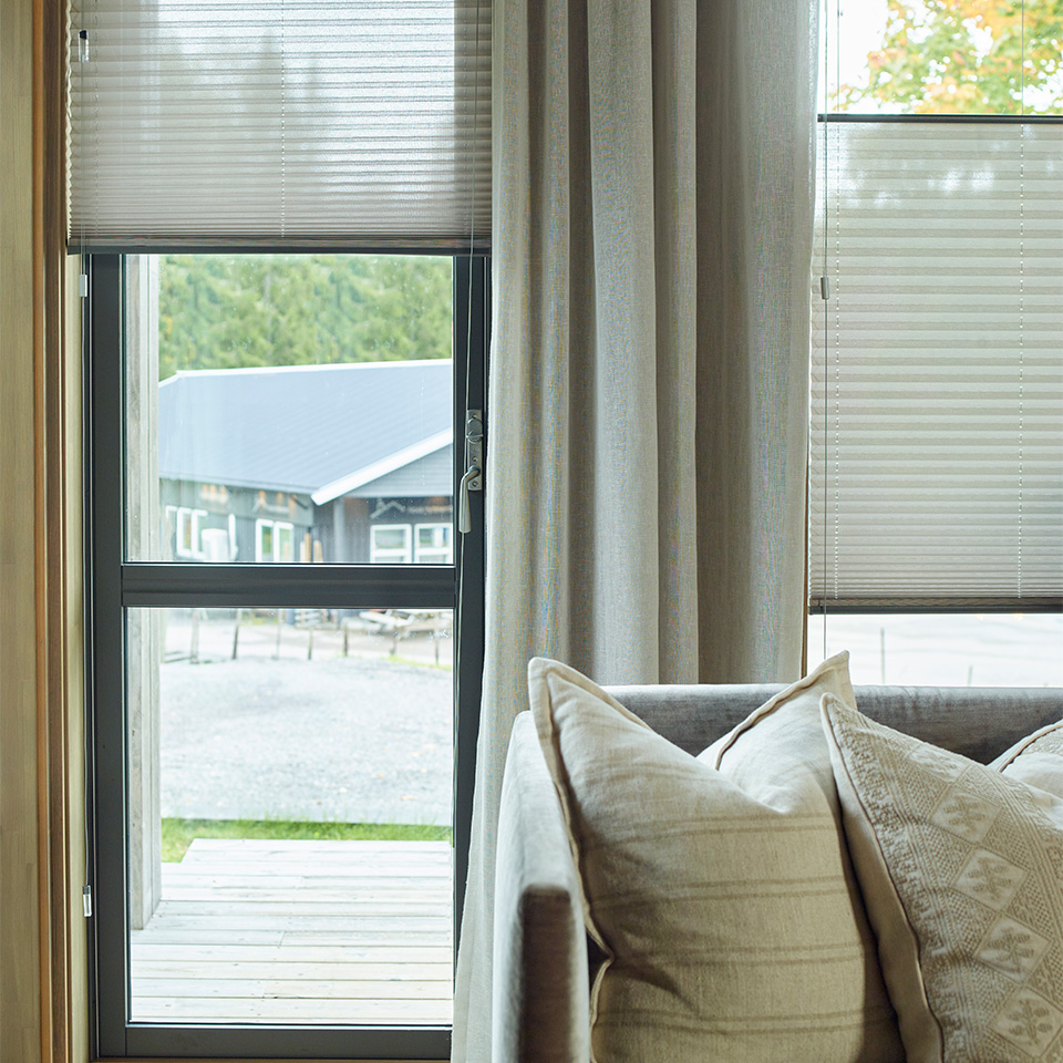 Solskjerming med plisségardin til terrassedør på hytte