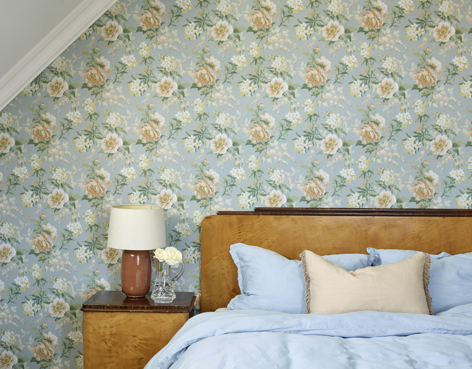 Tapet på veggen og flammebjørk møbler