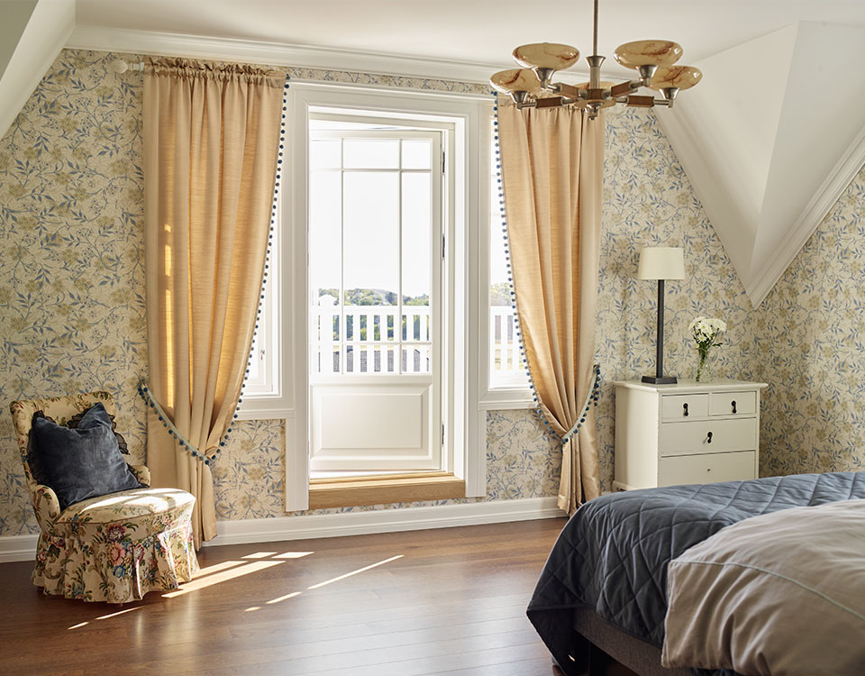 Soverom med blomstrete tapet