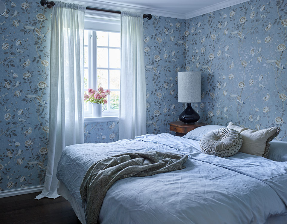 Soverom med blå tapet