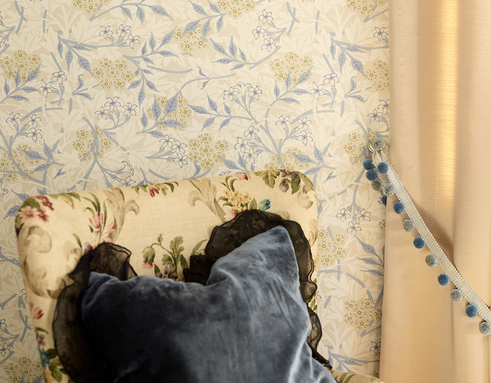 Utsnitt tapet og gardin