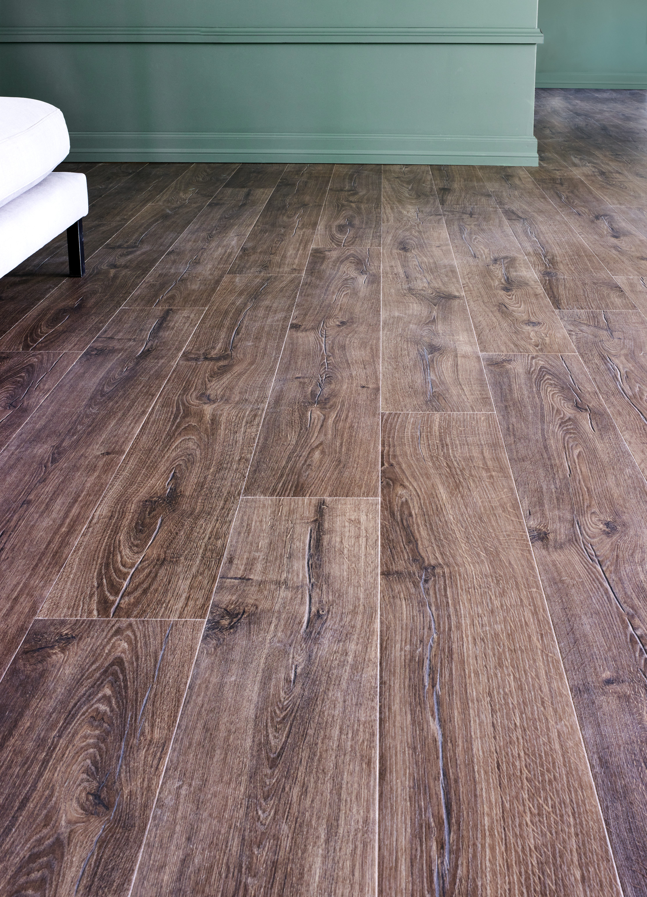 Mørkt gulv i kombinasjon med grønnmalt vegg