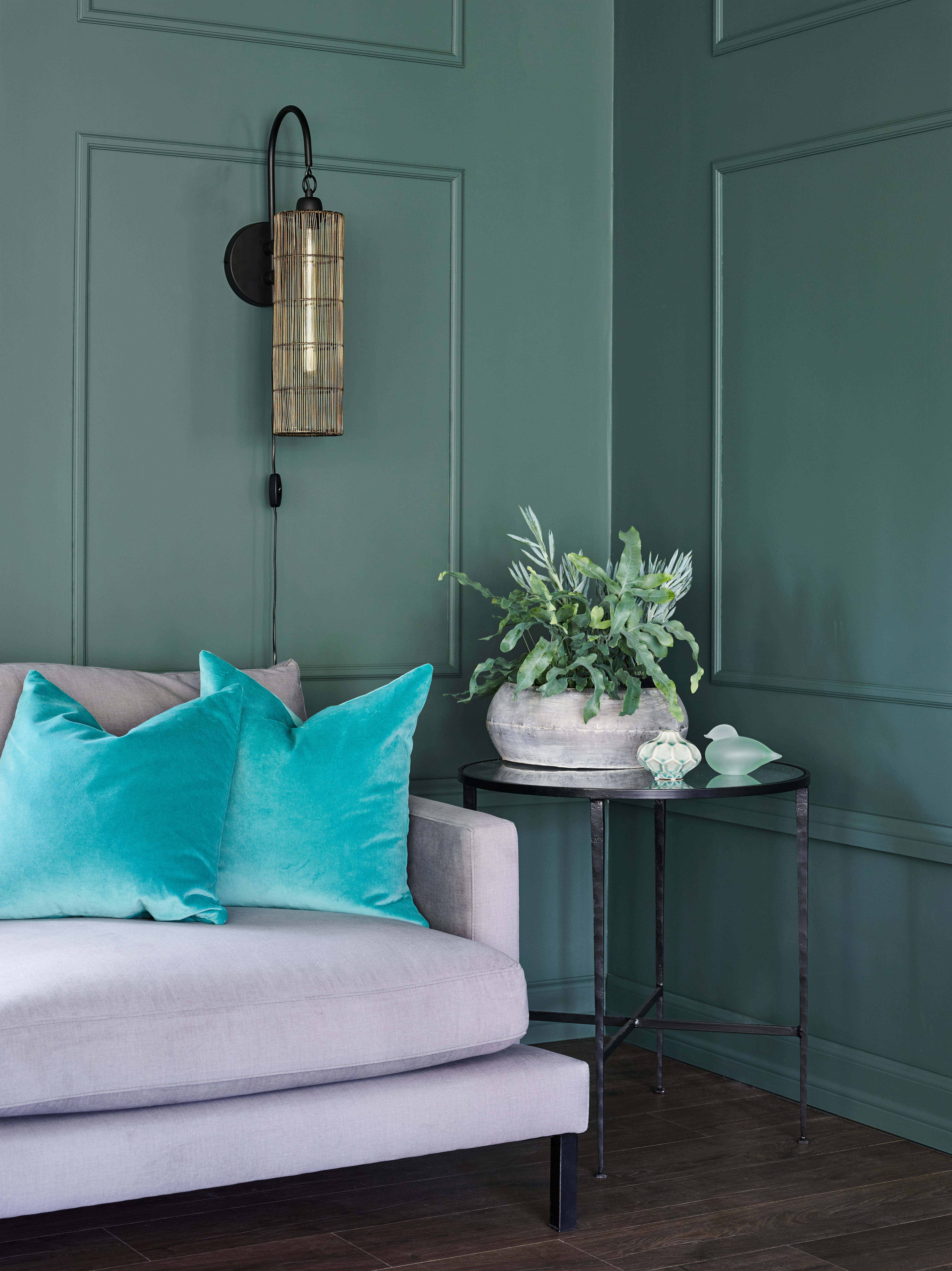 Sofakrok med bakgrunnsvegg malt i grønnfargen Stillhet