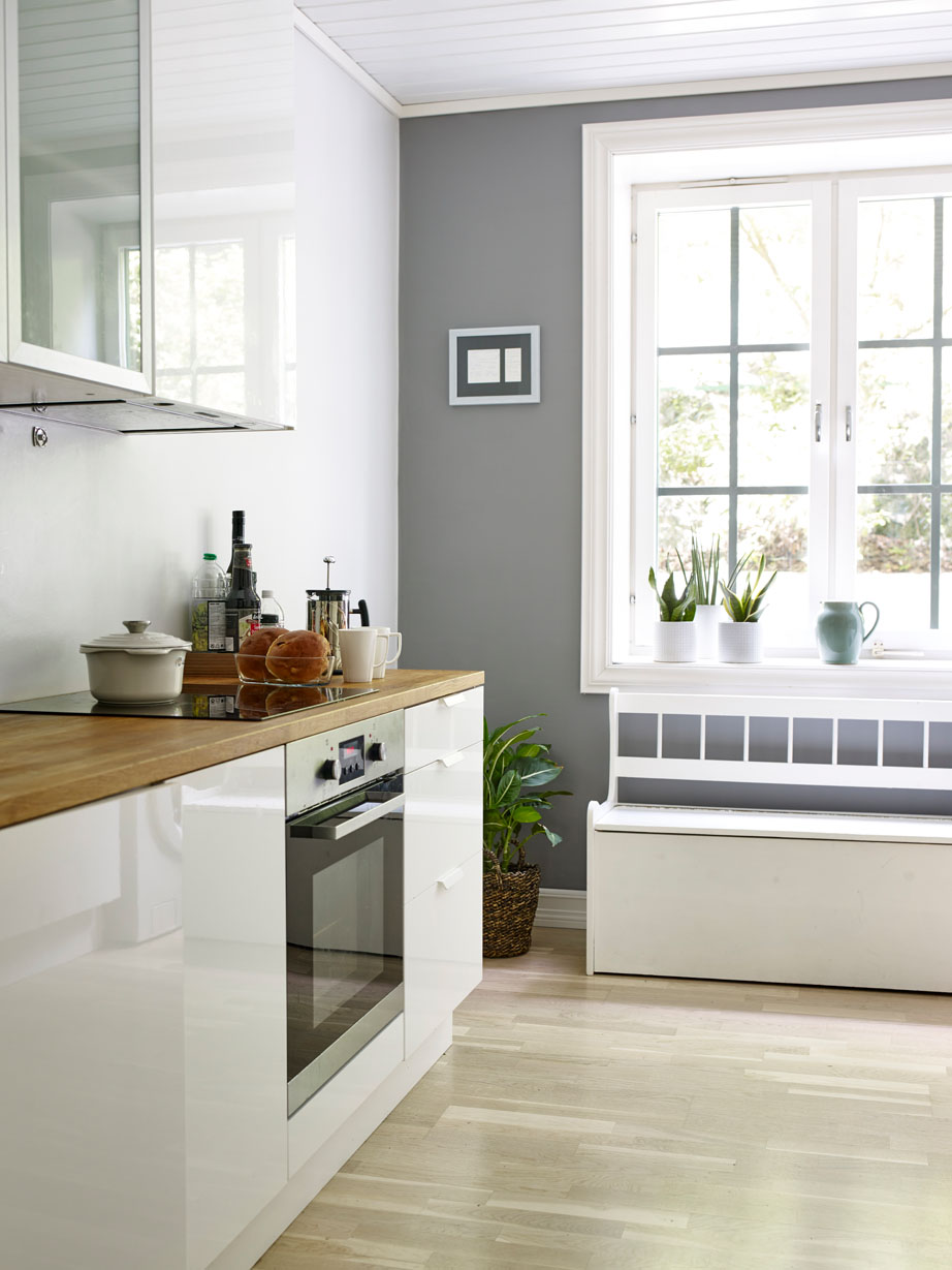 Hvit slagbenk i grått kjøkken.