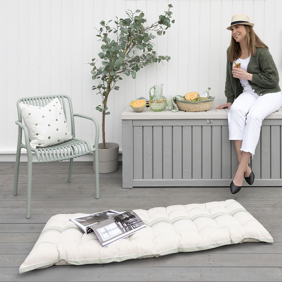 En vårklar terrasse med fornøyd kunde