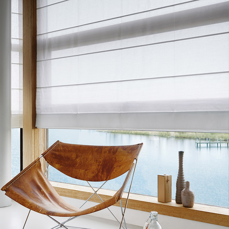 Liftgardin med motor illustrert med store vindusflater og utsikt til et vann