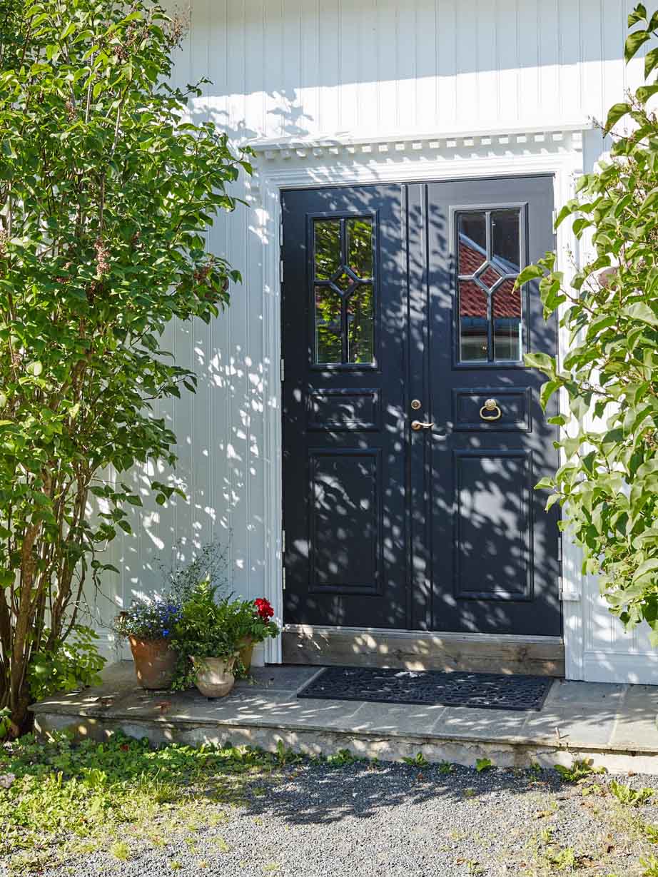 Klassisk, mørk dør.