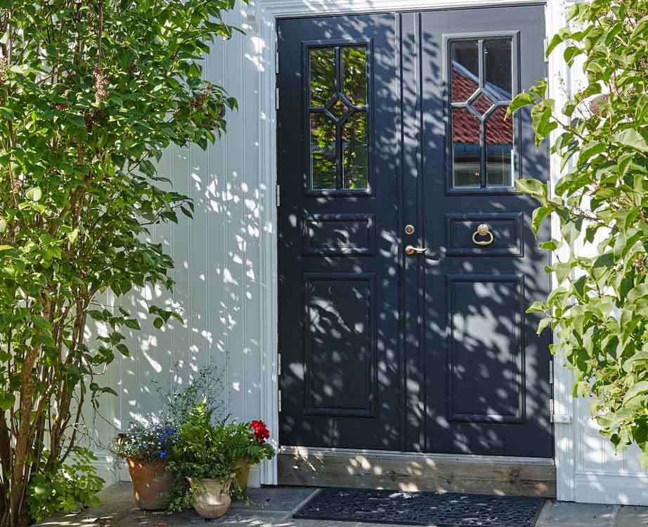 Klassisk, mørk dør.