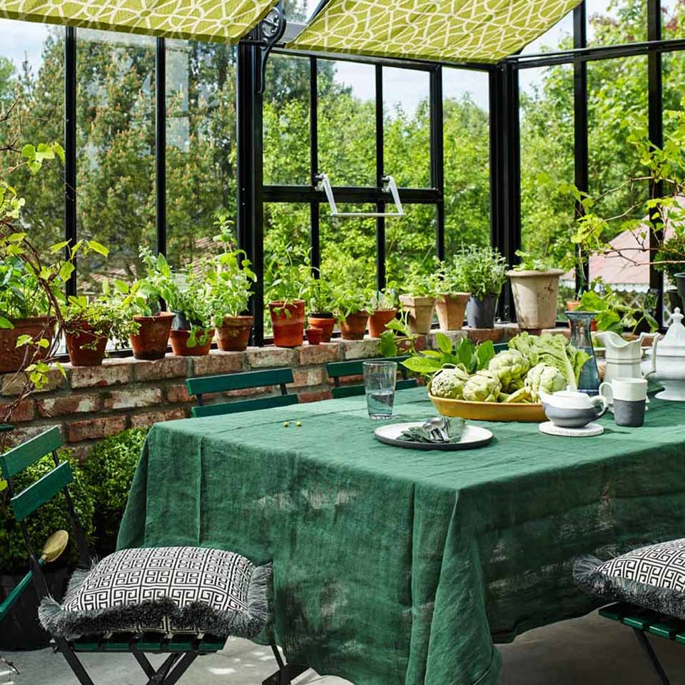 Terrasse med grønne tekstiler