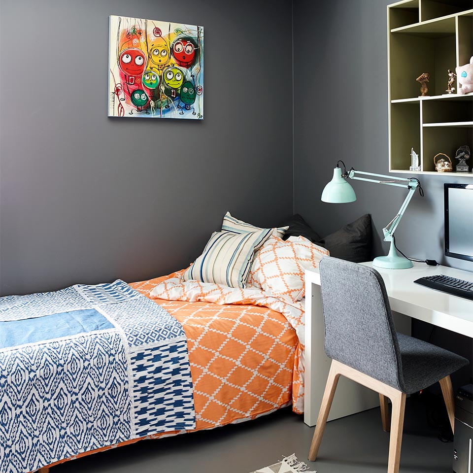 Grå mørk ungdomsrom