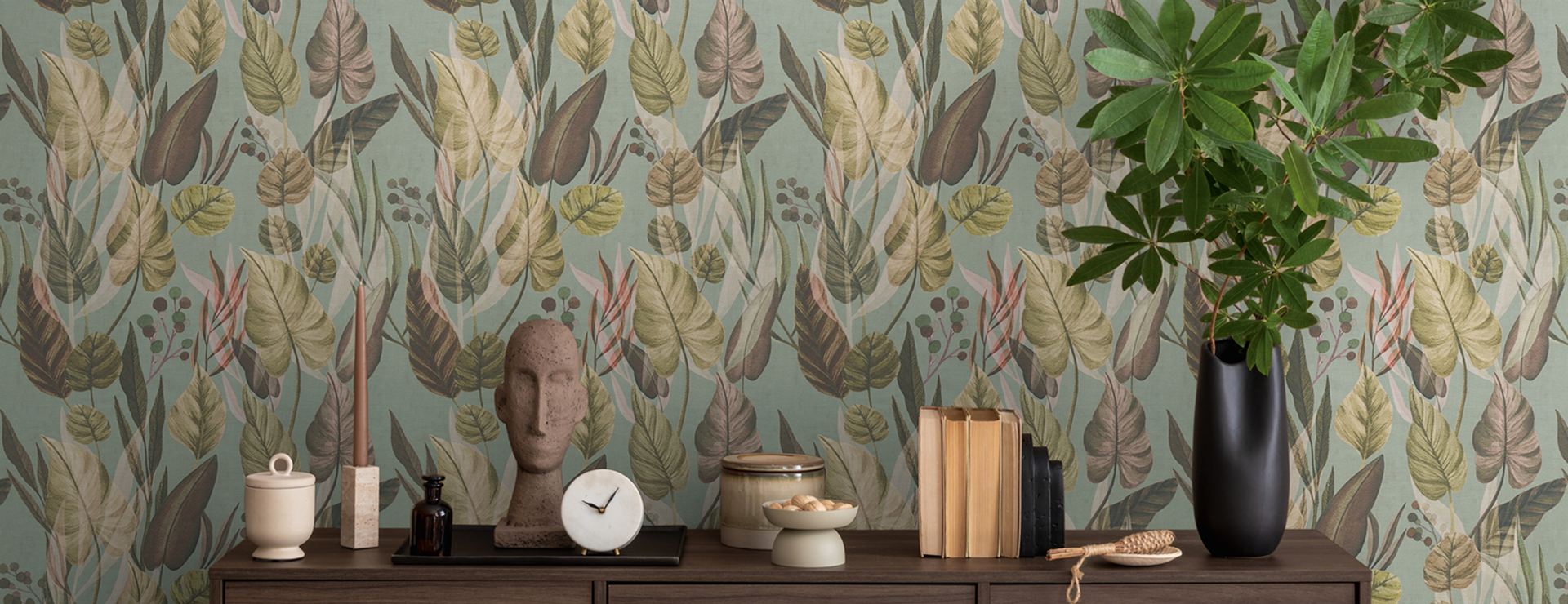 Bilde av en vegg med tapet og en hvit stol