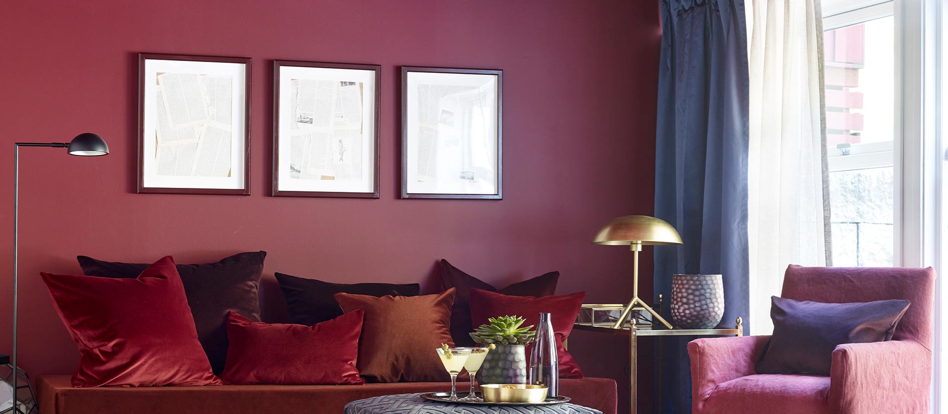 Stue med vegg, sofa, puter og stol i årets farge 2017 - rød