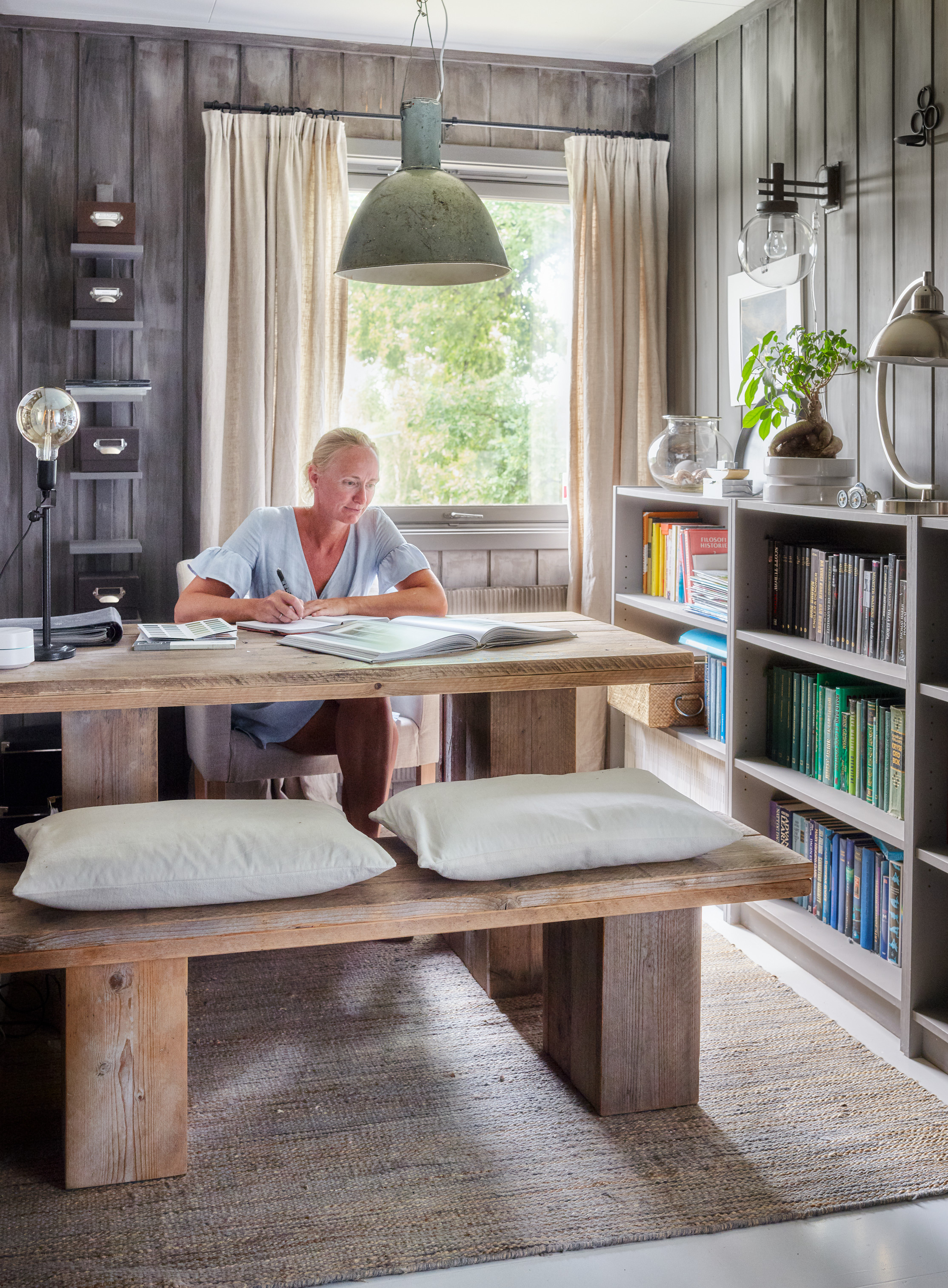 Birgit Ekrheim i grå stue.