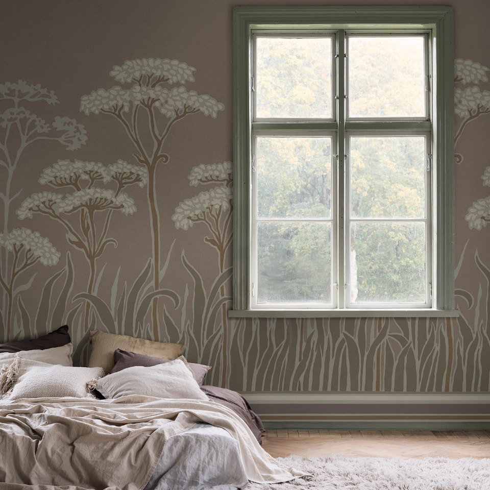 Bilde av soverom med seng og tapet på veggen.