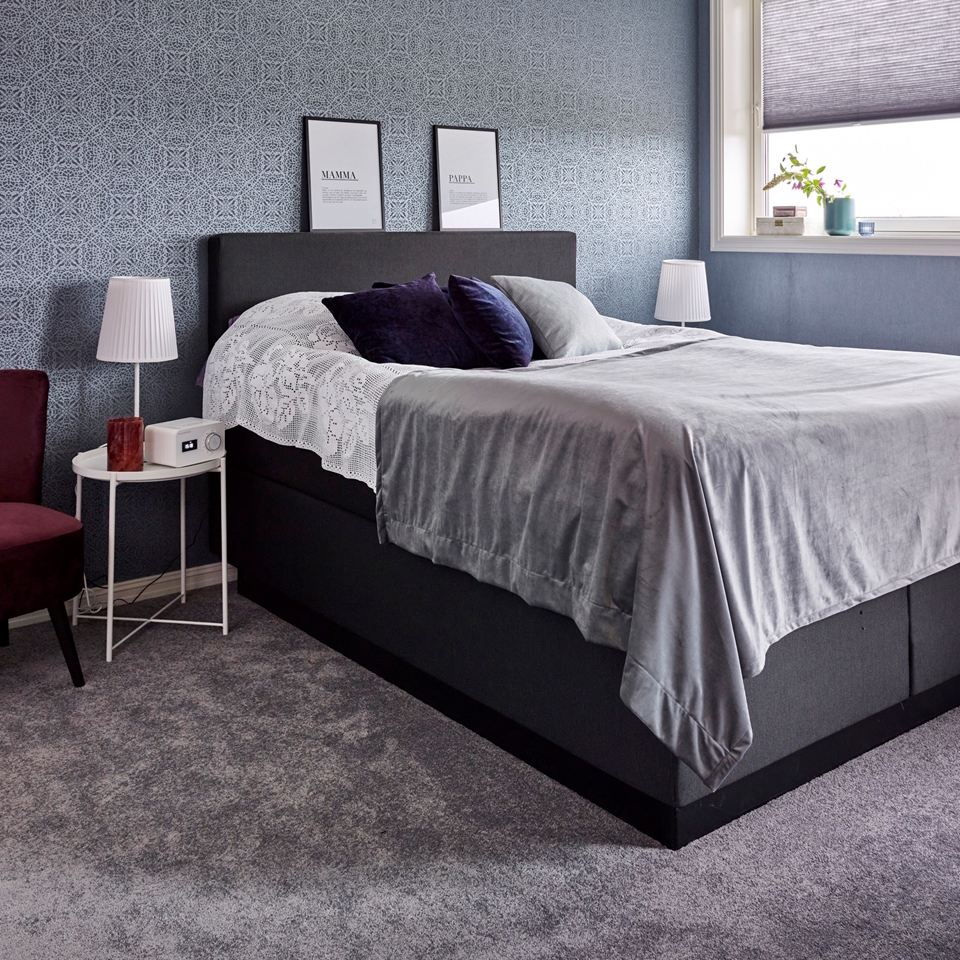 Soverom med lysegrått teppe