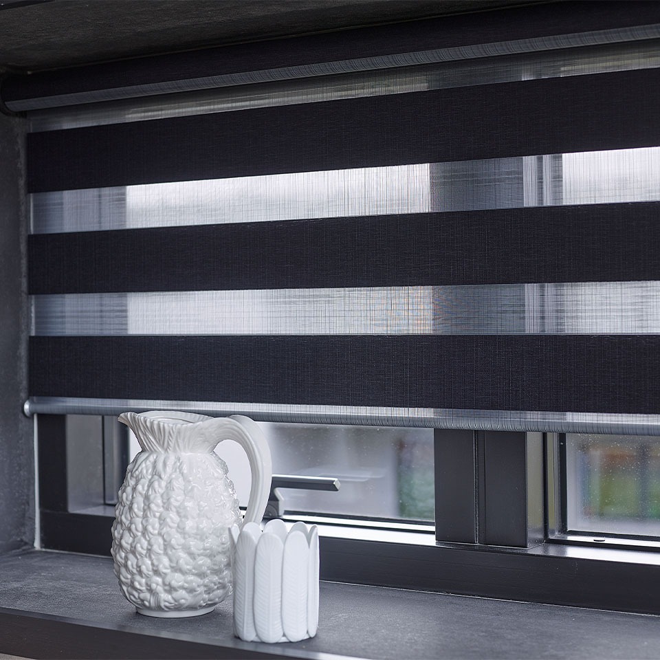 Vinduskarm med twist rullegardin for mørkt rom