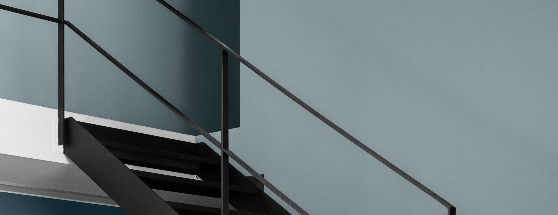 Bilde av trapp med JOTUN på veggene