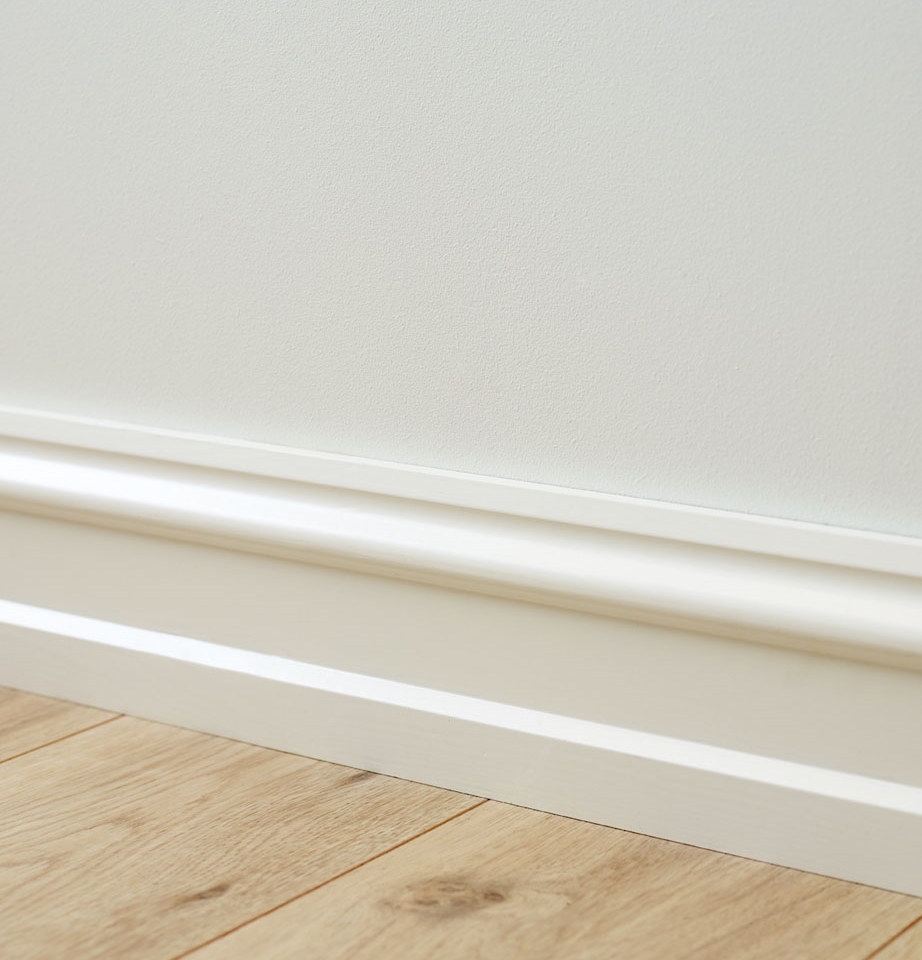 Lyst gulv med perfekt hvit malt på listene