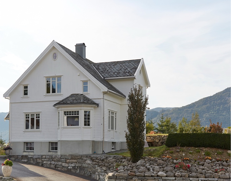 Midt i naturskjønne omgivelser ved  Ølsfjorden ligger huset i nypusset drakt.