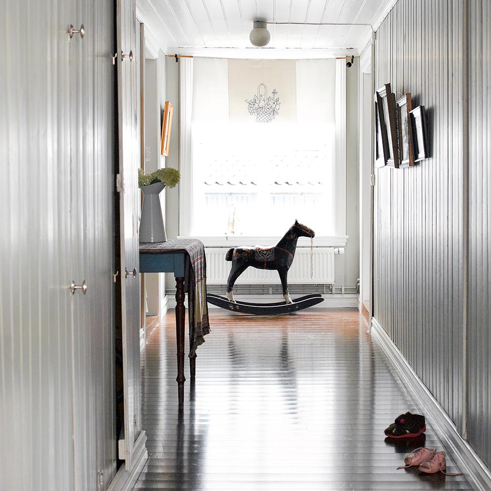 Grå gang med gyngehest