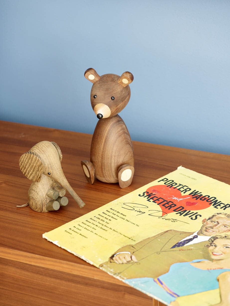 Trefigurer på bord.