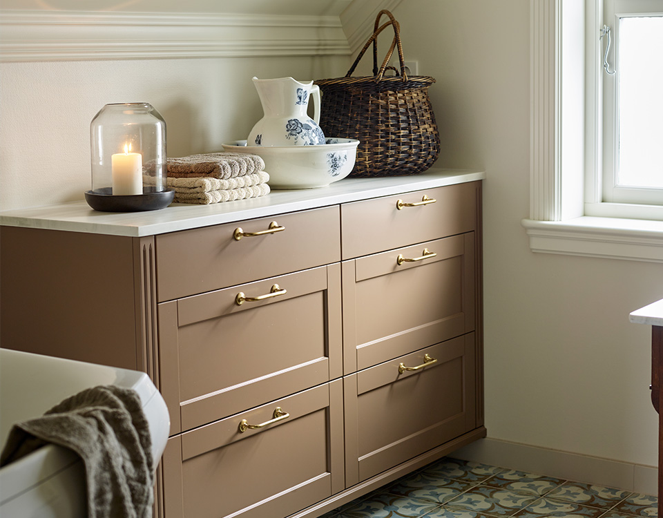 Brun baderomsinnredning.