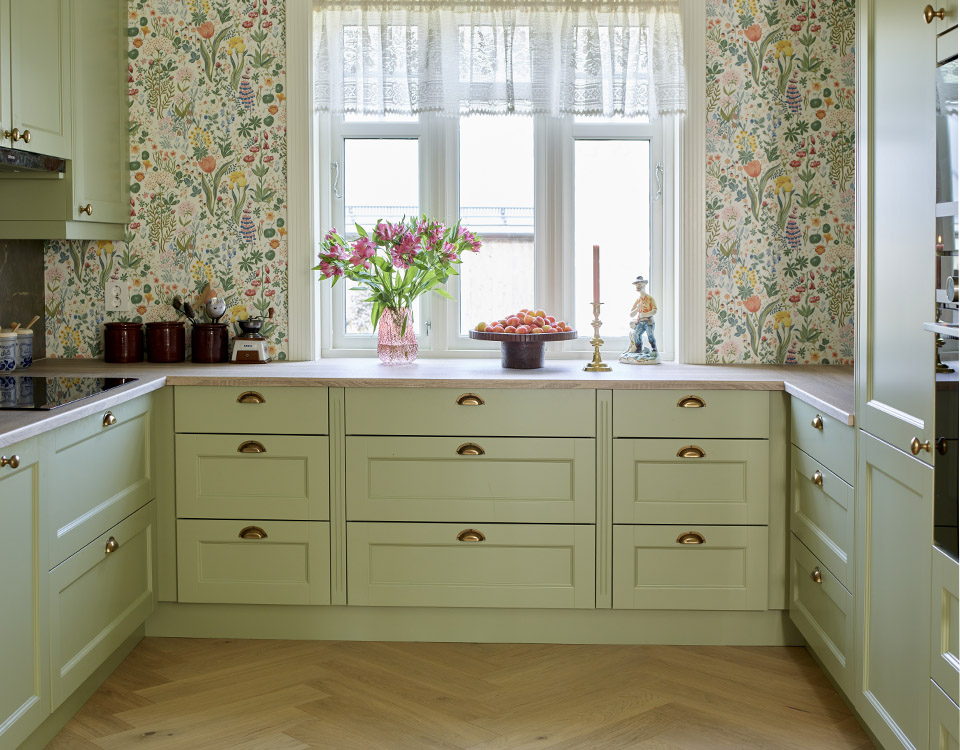 Kjøkken med blomster tapet.