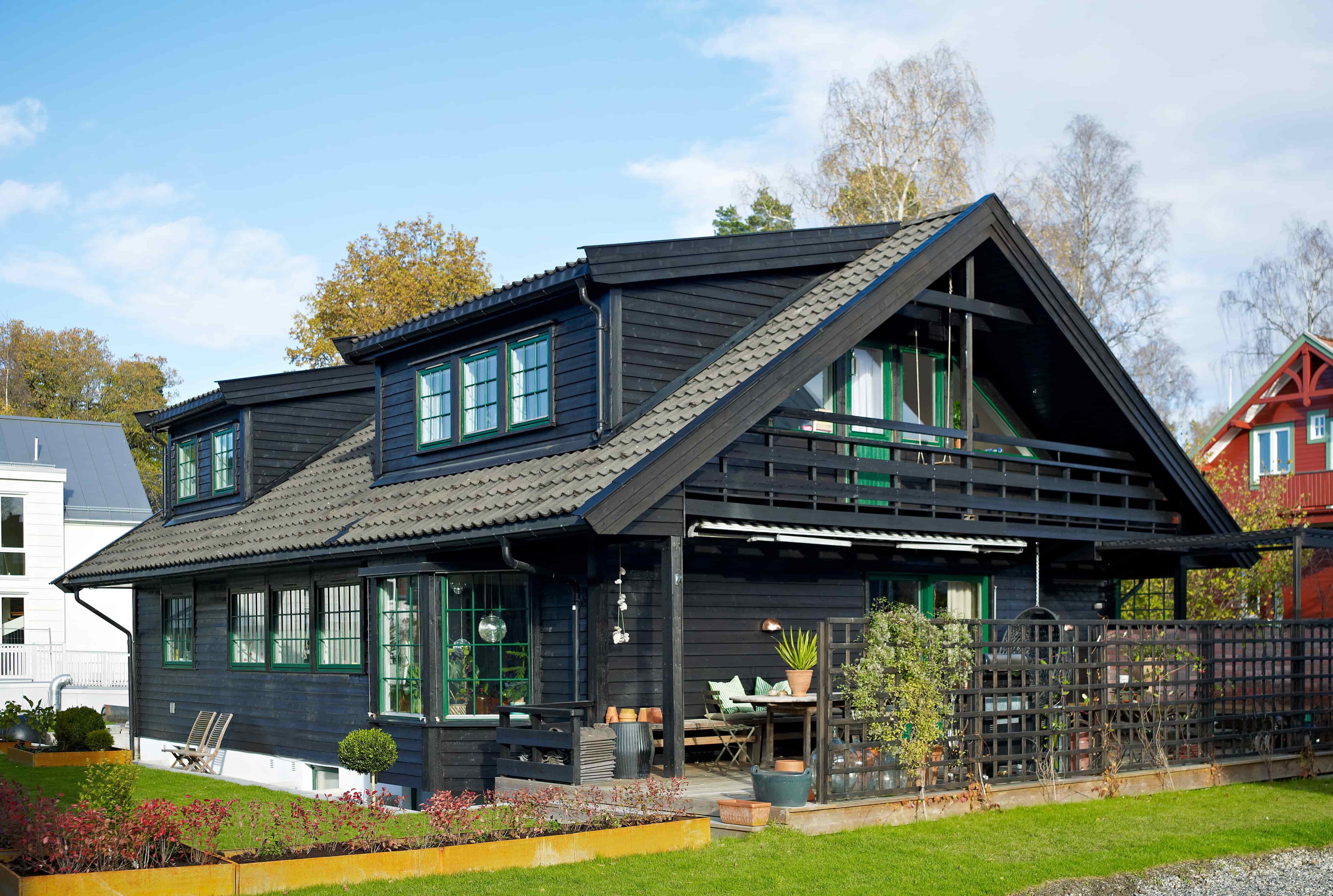 Brunt hus med hage