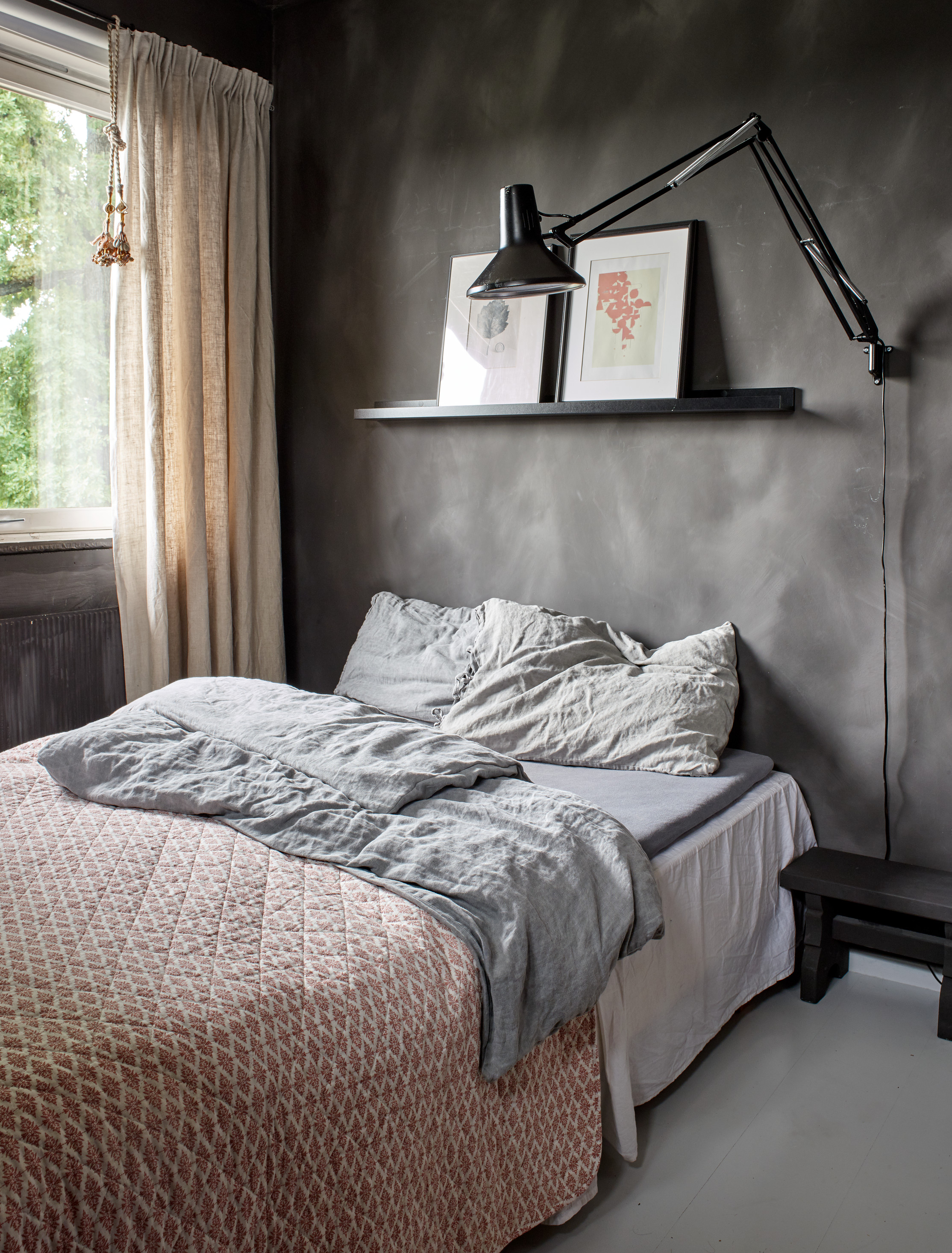 Dobbeltseng i grått soverom.