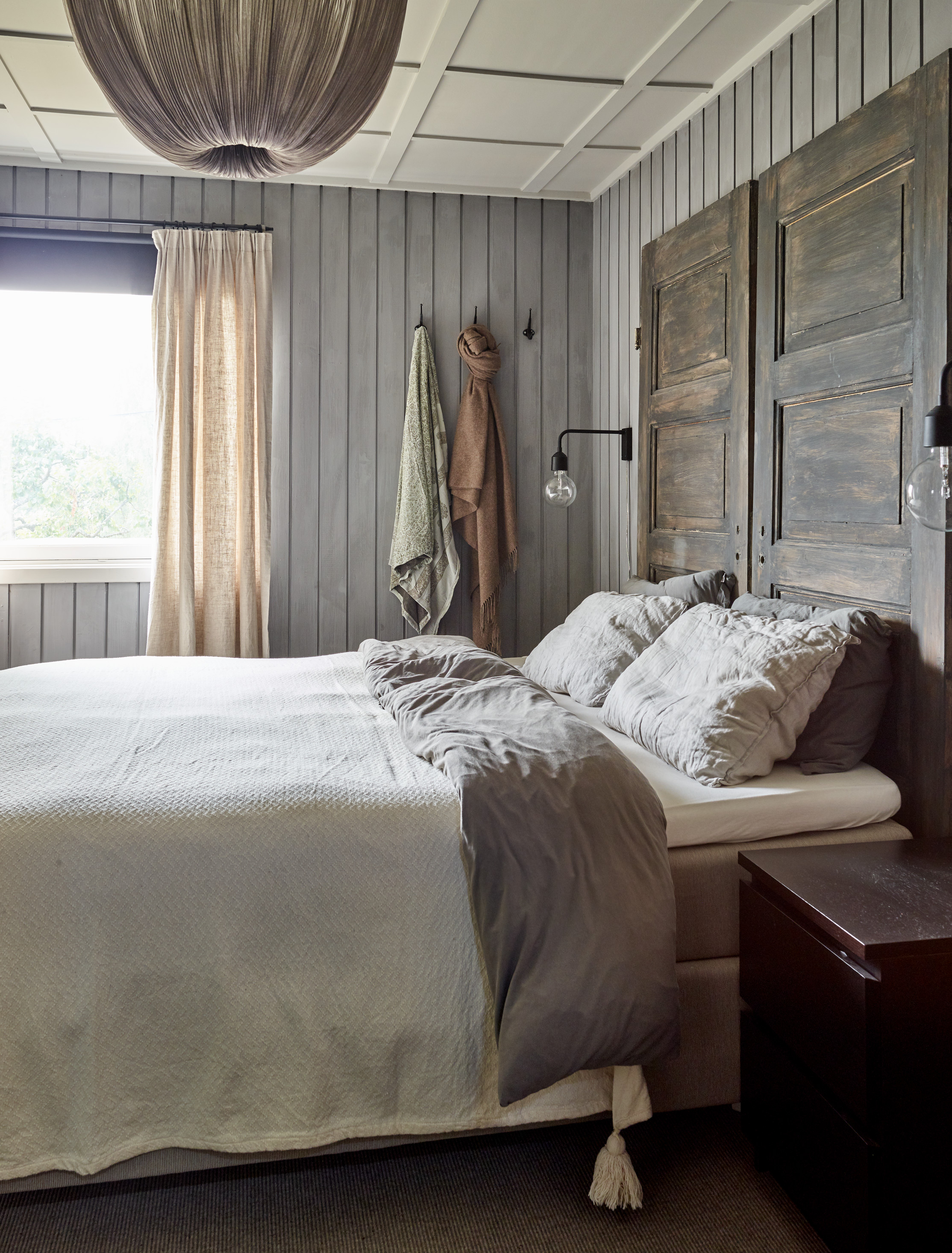 Grått soverom med dobbeltseng.