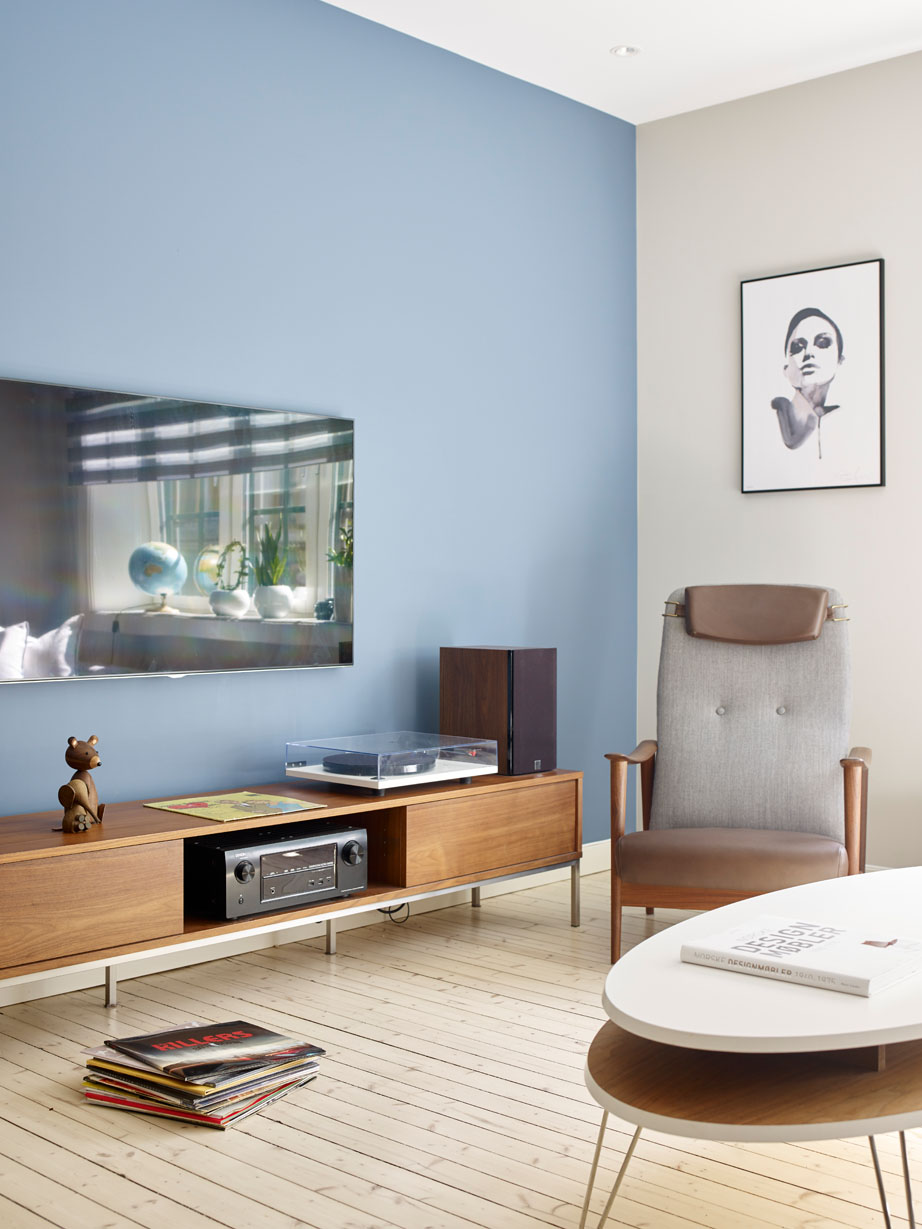 Blå vegg i stue.