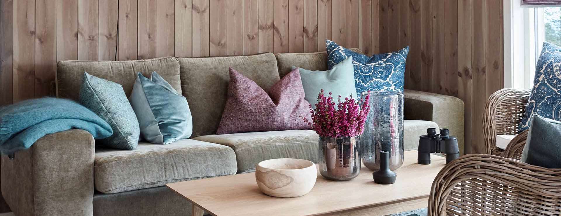 Sofa og bord i moderne hytte