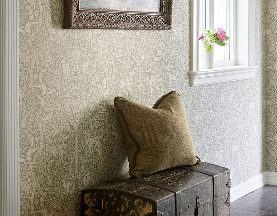 Reisekoffert og pute med et bilde over. 