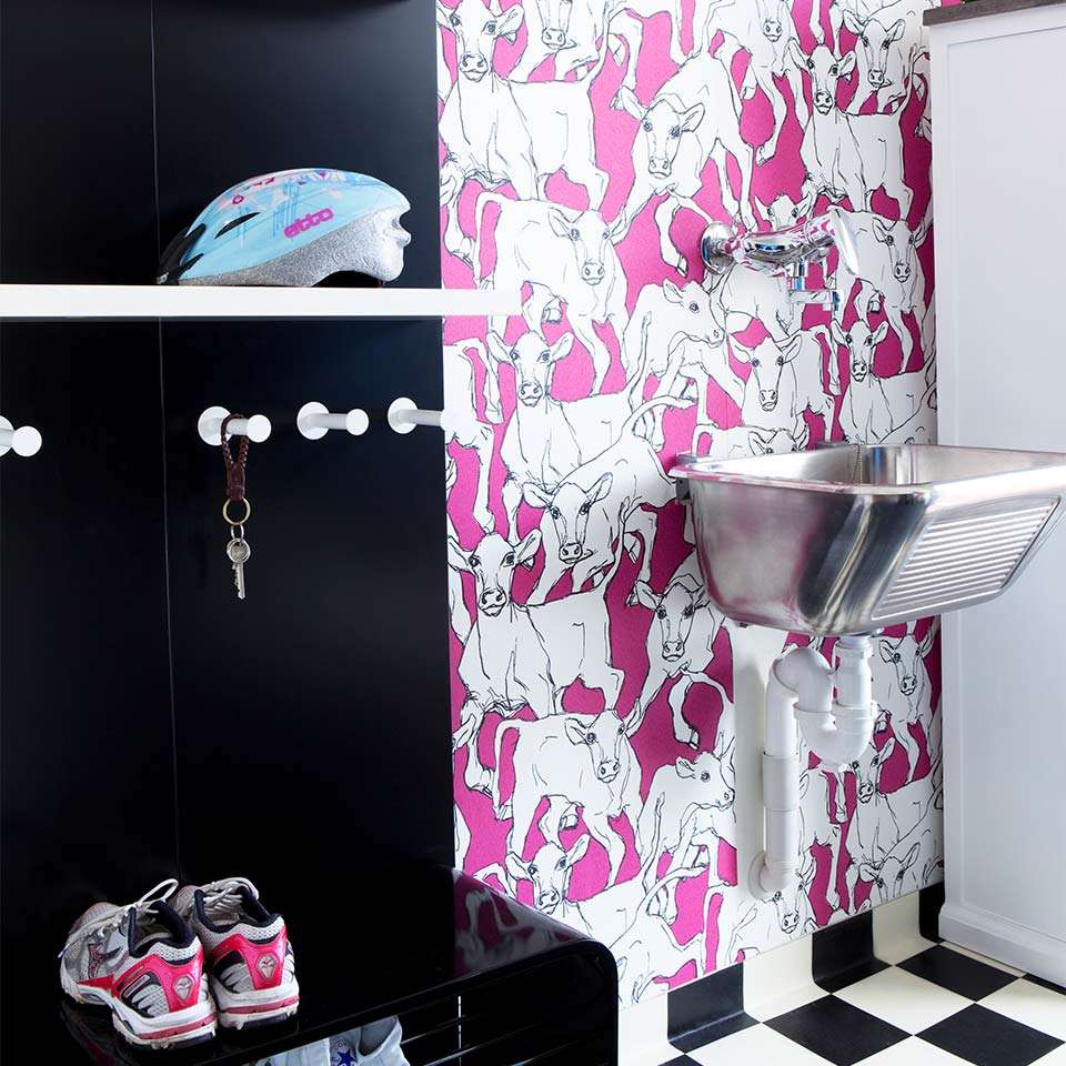 Vaskerom med rosa tapet