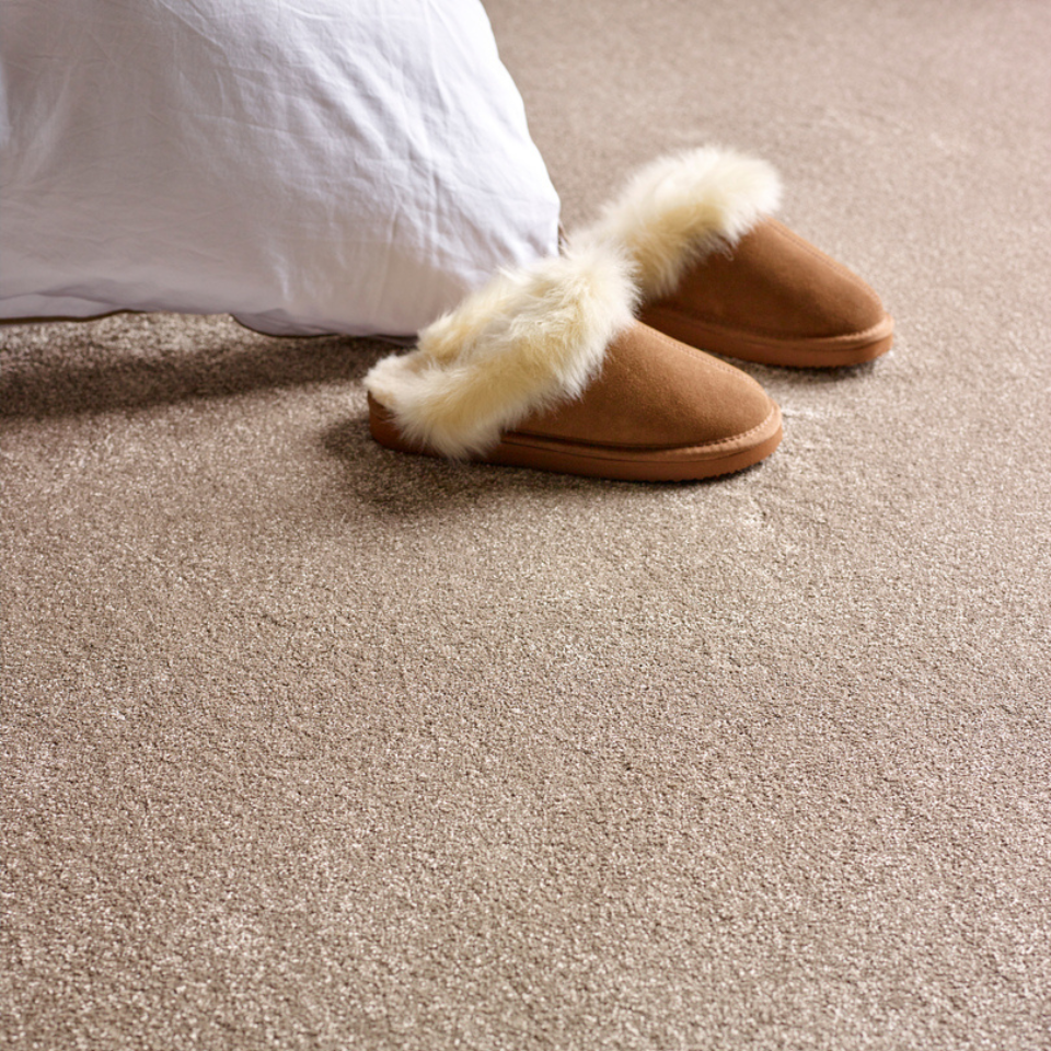 Soverom med beige teppe