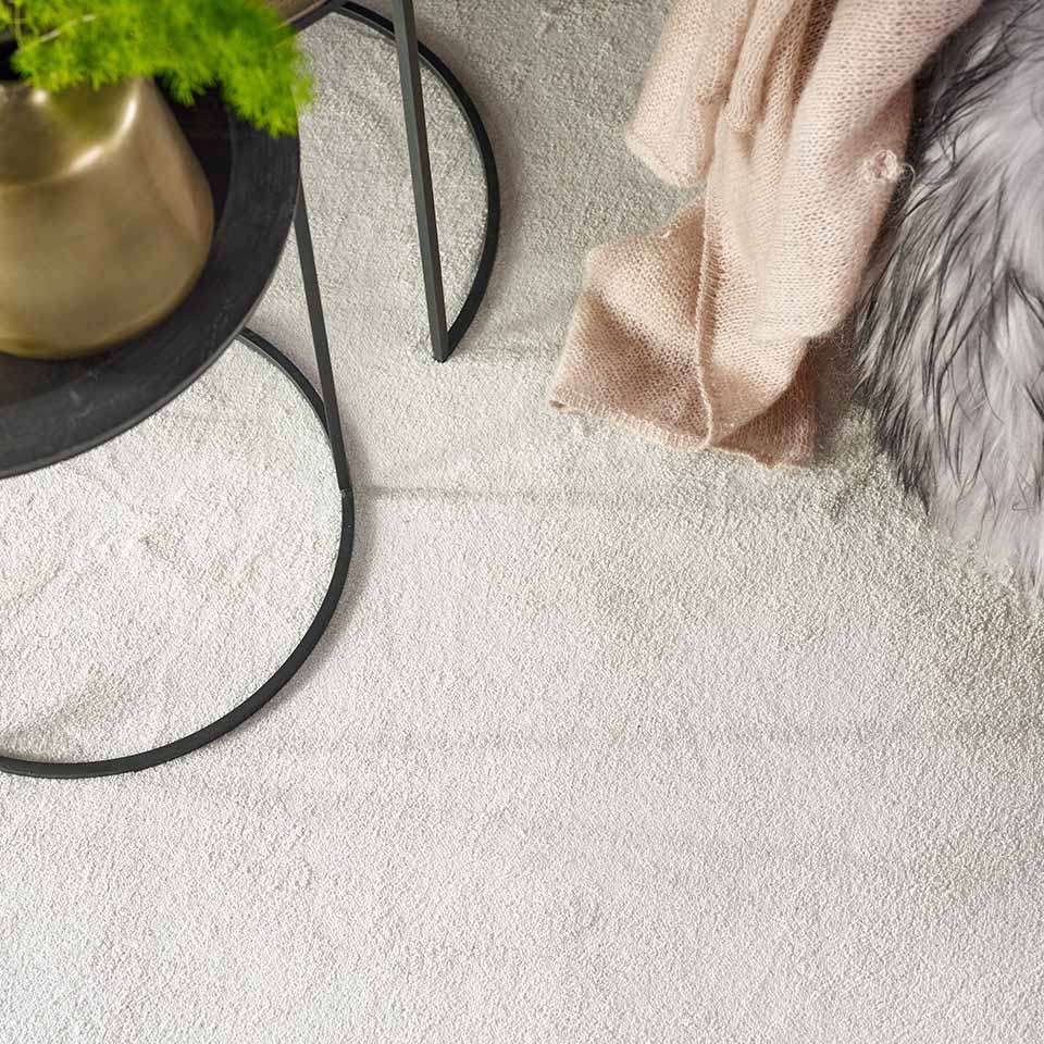 soverom med beige teppe