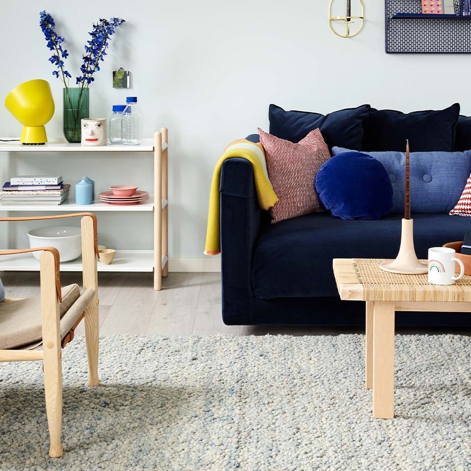 Mørkeblå sofa i stue.